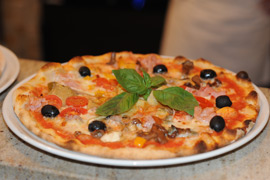 La nostra pizza cotta nel forno a legna
