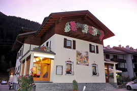 L'esterno del ristorante pizzeria Rosengarden Valdidentro