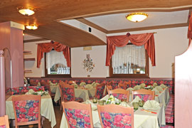 La sala interna del ristorante pizzeria Rosengarden