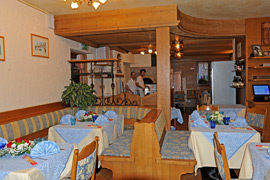 La sala interna del ristorante pizzeria Rosengarden